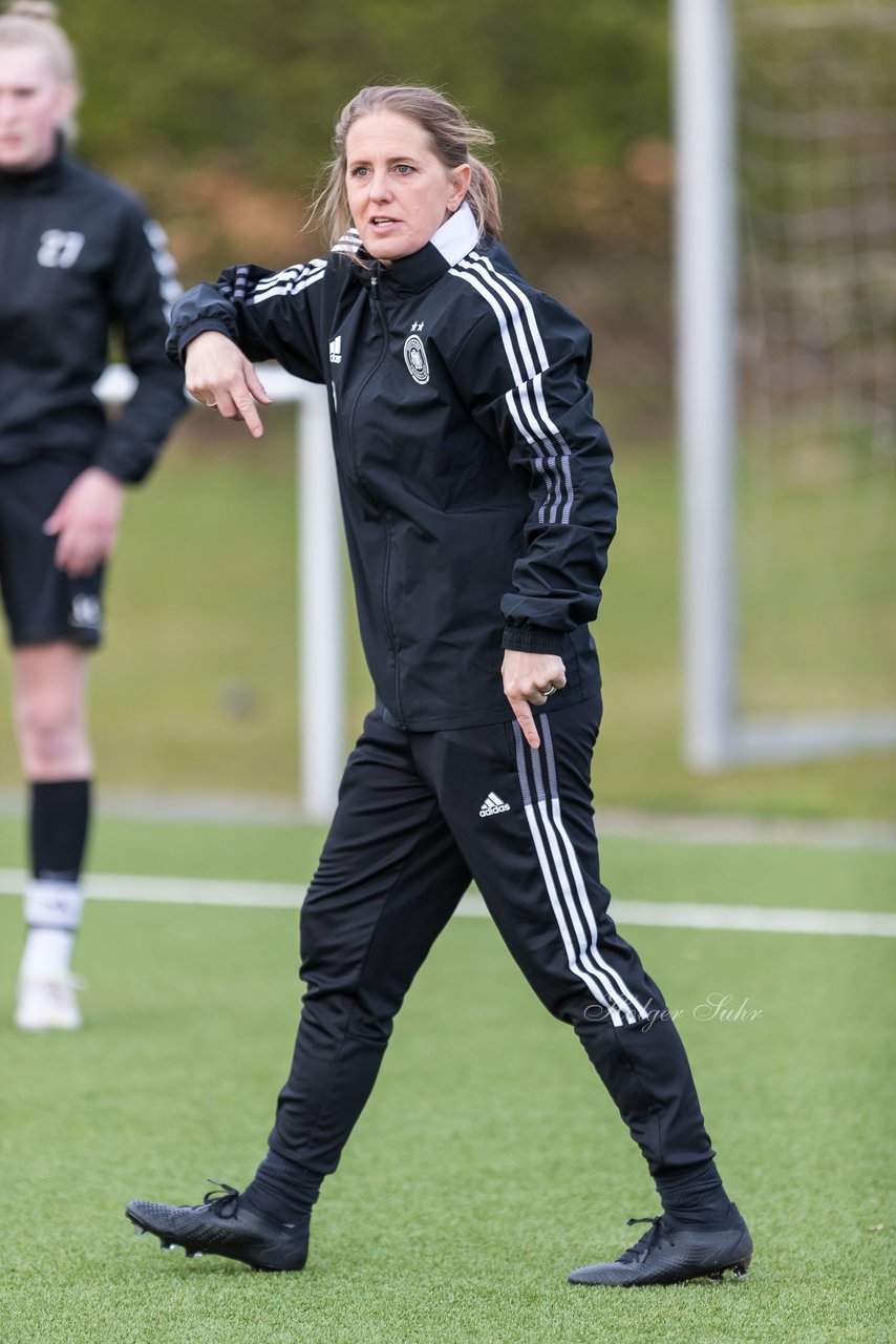 Bild 146 - Co-Trainerin der Frauen Nationalmannschaft Britta Carlson in Wahlstedt